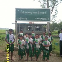 Donaciones en ocho escuelas del Delta de rio Ayeyawaddy, Birmania 10-2014