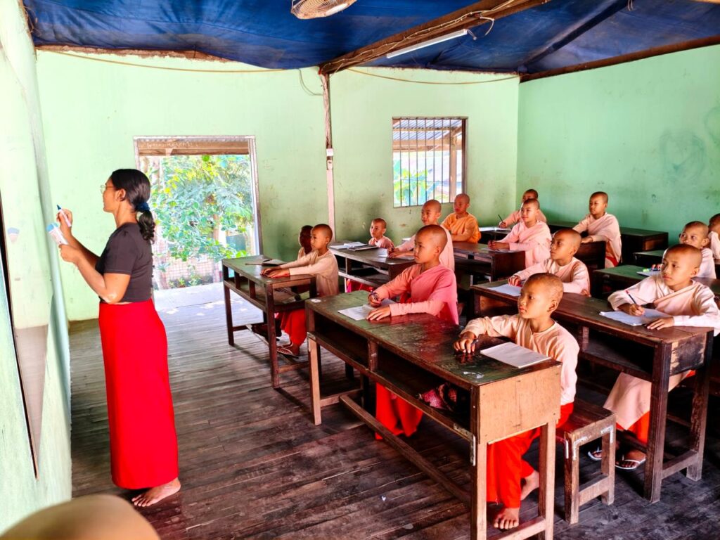 Alumnos de primaria en Myanmar utilizando el material educativo donado por el 16º Proyecto de Escolaridad Solidaria