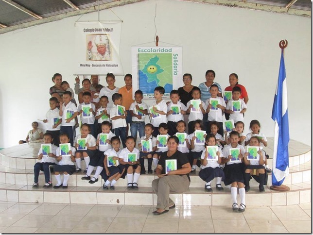 foto entrega material escolar muy muy 2º proyecto