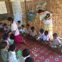 Donaciones en dos escuelas de Sagaing